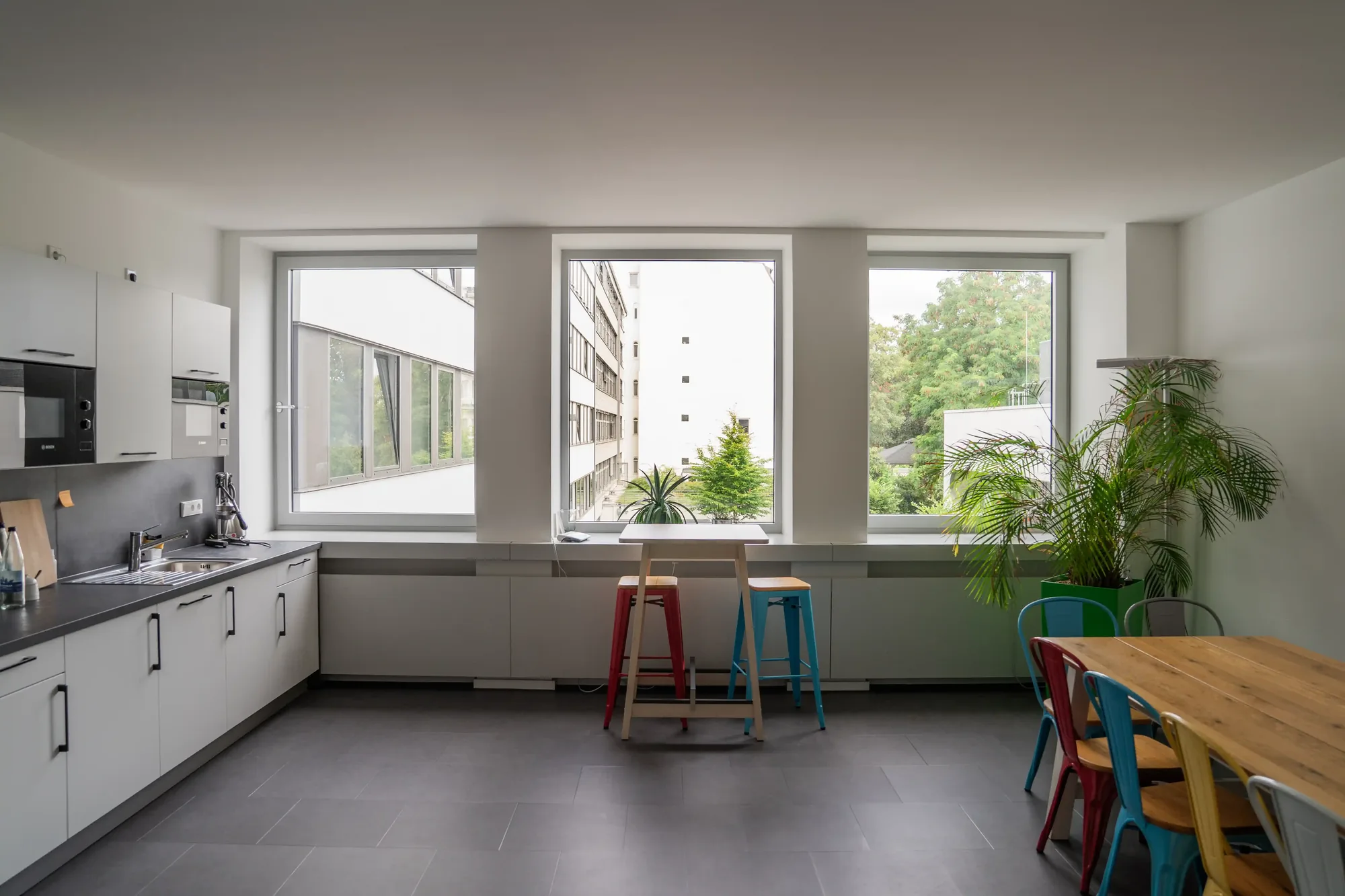 Aufenthaltsbereich mit Stehtisch und Küchenzeile im Schlump One, Hamburg