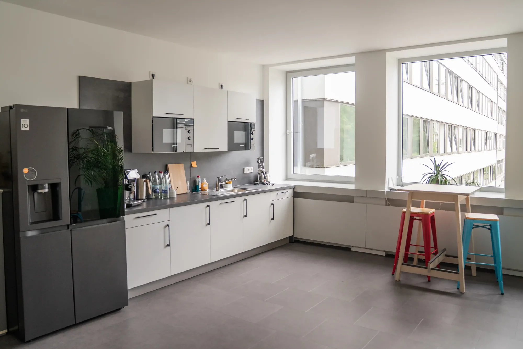 Vollausgestattete Küche mit Kühlschrank im Schlump One, Hamburg