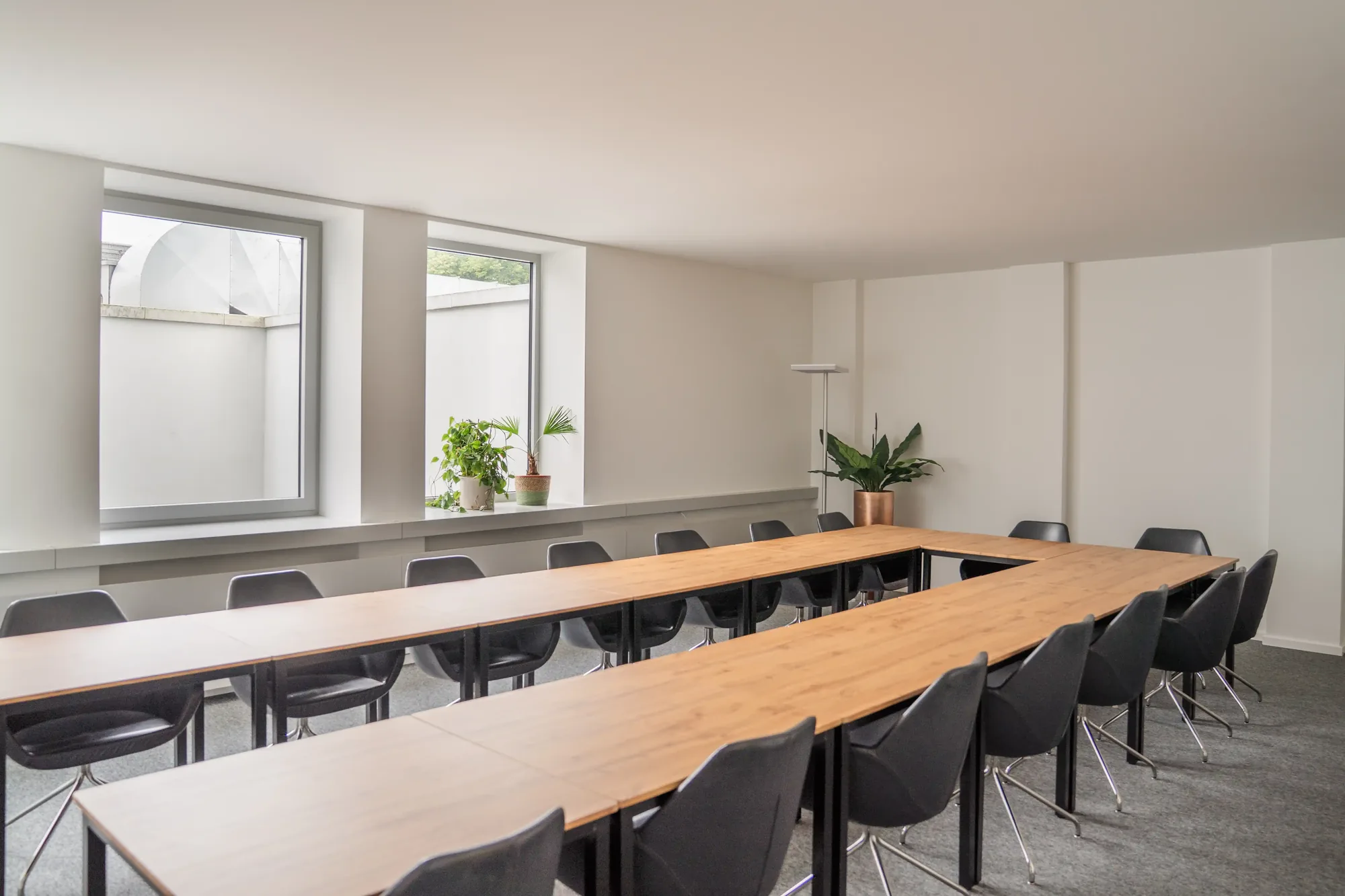 Konferenzraum Ufergrün mit Holztischen in U-Form und viel Tageslicht, Hamburg