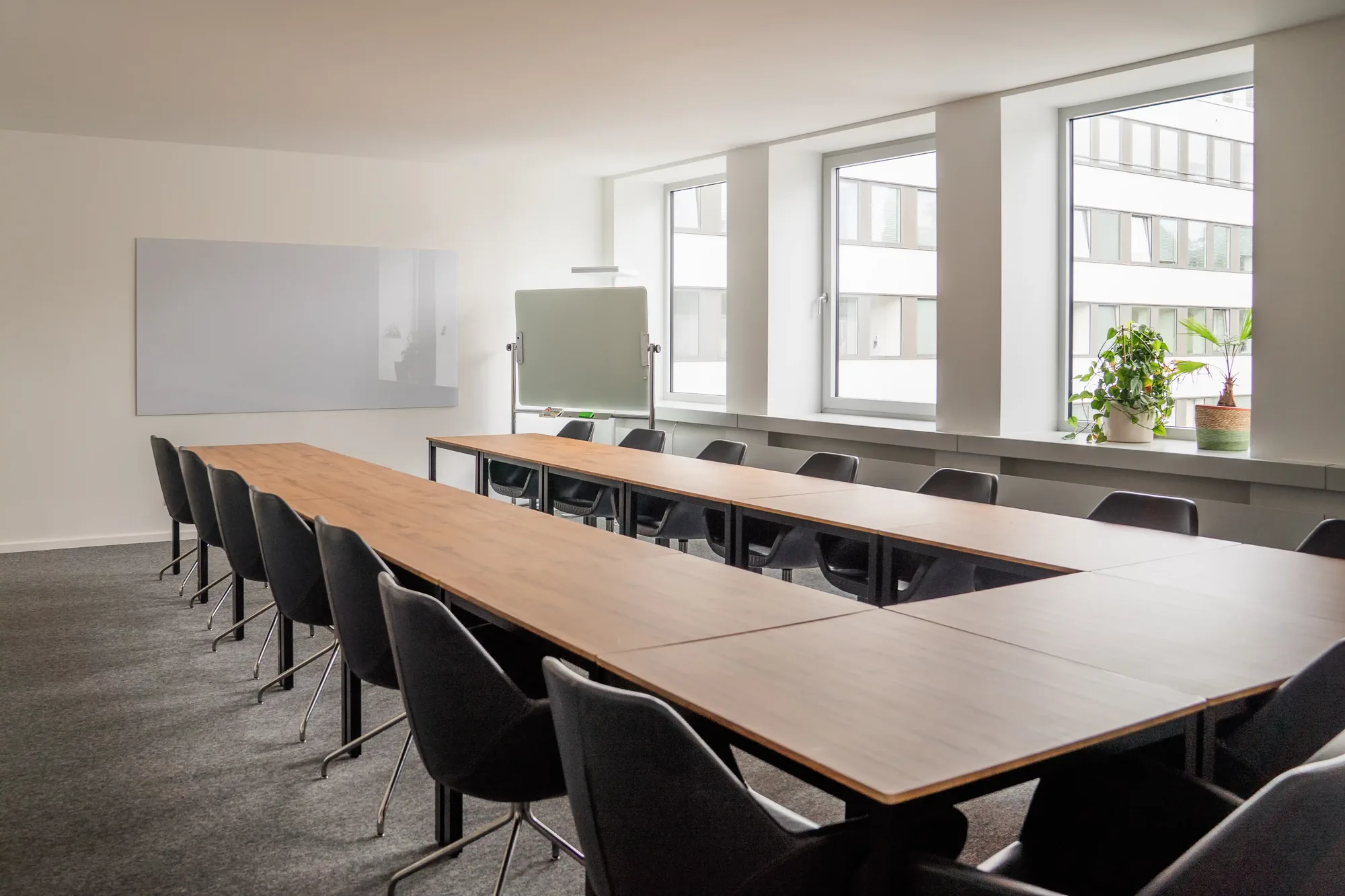 Konferenzraum Ufergrün mit Tischreihen, Whiteboard und Flipchart, Hamburg